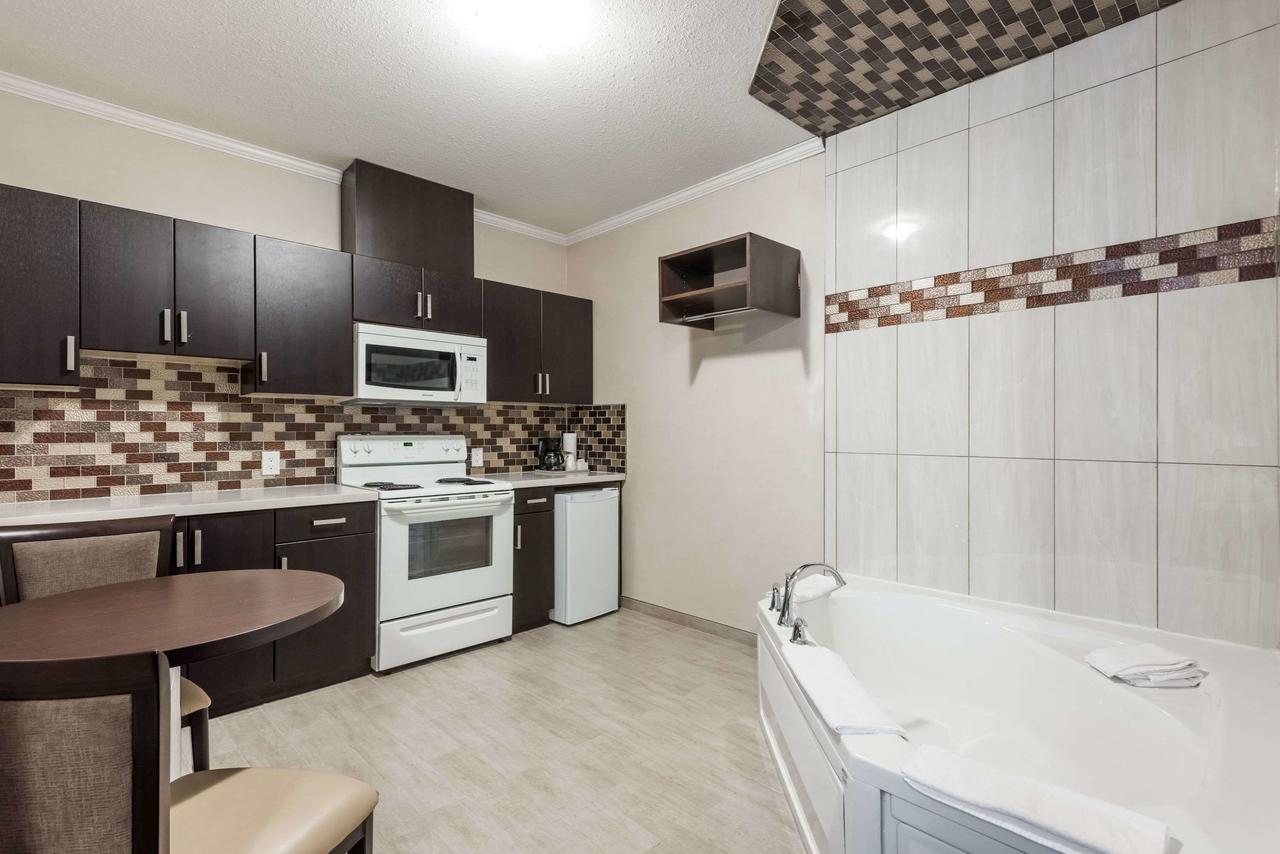 Motel Super 8 By Wyndham Watrous Exterior foto
